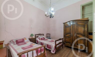 Casa antigua en VENTA en el corazón de Candioti norte, con gran terreno.