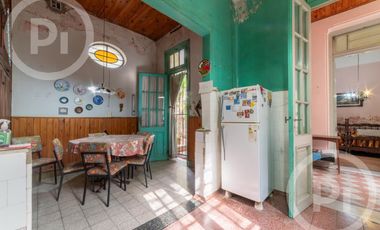 Casa antigua en VENTA en el corazón de Candioti norte, con gran terreno.