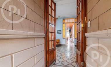 Casa antigua en VENTA en el corazón de Candioti norte, con gran terreno.