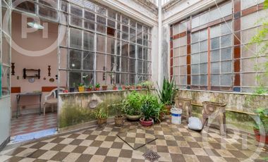 Casa antigua en VENTA en el corazón de Candioti norte, con gran terreno.