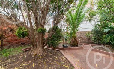 Casa antigua en VENTA en el corazón de Candioti norte, con gran terreno.