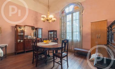 Casa antigua en VENTA en el corazón de Candioti norte, con gran terreno.