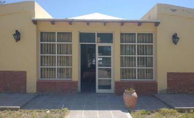 Casa de 4 dormitorios. Dos tinglados. Sarmiento