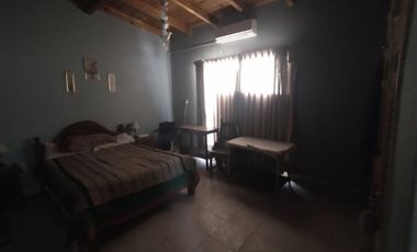 Casa de 4 dormitorios. Dos tinglados. Sarmiento