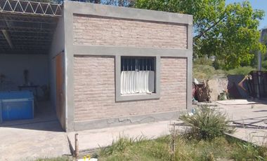 Casa de 4 dormitorios. Dos tinglados. Sarmiento