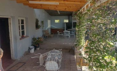 Casa de 4 dormitorios. Dos tinglados. Sarmiento