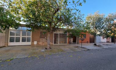 CASA EN VENTA  DE TRES DORMITORIOS EN CAPITAL