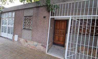 CASA EN VENTA  DE TRES DORMITORIOS EN CAPITAL