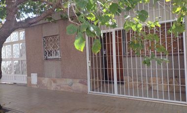 CASA EN VENTA  DE TRES DORMITORIOS EN CAPITAL