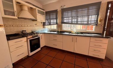 VENTA CASA 4 AMB C/COCHERA Y PATIO. R ESCALADA