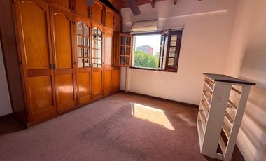VENTA CASA 4 AMB C/COCHERA Y PATIO. R ESCALADA