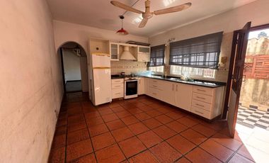 VENTA CASA 4 AMB C/COCHERA Y PATIO. R ESCALADA