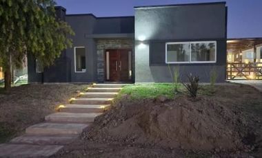 Casa a estrenar en Barrio Santo Domingo S. Vicente