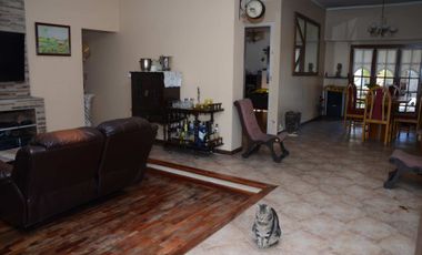 VETA CASA 6 AMBIENTES PARQUE Y PILETA V SARMIENTO