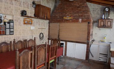 VETA CASA 6 AMBIENTES PARQUE Y PILETA V SARMIENTO