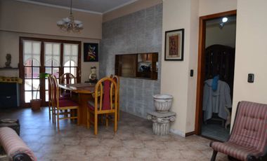 VETA CASA 6 AMBIENTES PARQUE Y PILETA V SARMIENTO