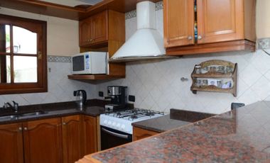 VETA CASA 6 AMBIENTES PARQUE Y PILETA V SARMIENTO