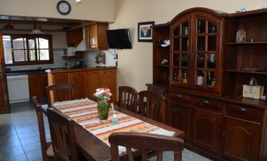 VETA CASA 6 AMBIENTES PARQUE Y PILETA V SARMIENTO
