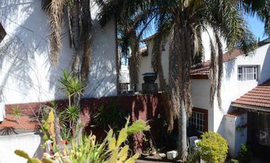 VETA CASA 6 AMBIENTES PARQUE Y PILETA V SARMIENTO