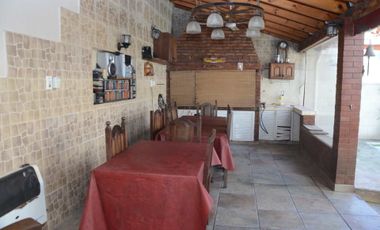 VETA CASA 6 AMBIENTES PARQUE Y PILETA V SARMIENTO