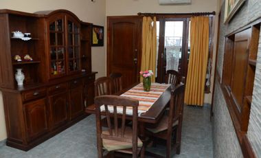 VETA CASA 6 AMBIENTES PARQUE Y PILETA V SARMIENTO