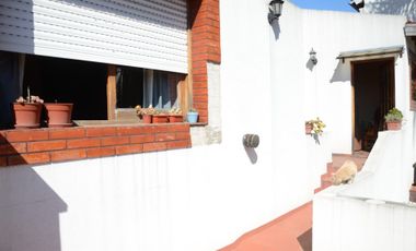 VETA CASA 6 AMBIENTES PARQUE Y PILETA V SARMIENTO