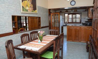 VETA CASA 6 AMBIENTES PARQUE Y PILETA V SARMIENTO