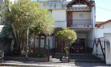 VETA CASA 6 AMBIENTES PARQUE Y PILETA V SARMIENTO