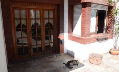 VETA CASA 6 AMBIENTES PARQUE Y PILETA V SARMIENTO