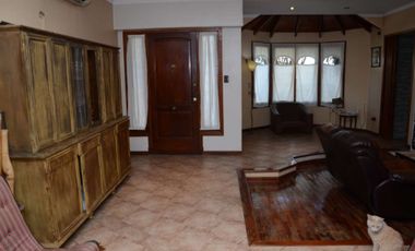 VETA CASA 6 AMBIENTES PARQUE Y PILETA V SARMIENTO