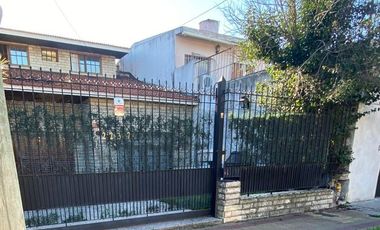 Casa 4 ambientes con quincho, patio y cochera en Lanús Este