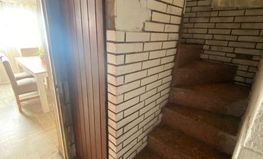 Casa 4 ambientes con quincho, patio y cochera en Lanús Este