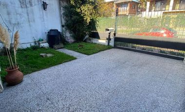 Casa 4 ambientes con quincho, patio y cochera en Lanús Este