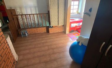 Casa 4 ambientes con quincho, patio y cochera en Lanús Este