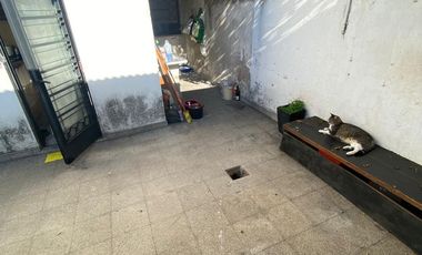 Casa 4 ambientes con quincho, patio y cochera en Lanús Este