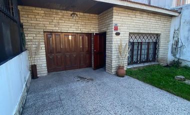Casa 4 ambientes con quincho, patio y cochera en Lanús Este
