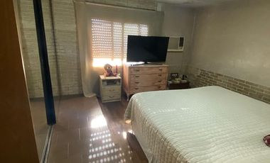Casa 4 ambientes con quincho, patio y cochera en Lanús Este
