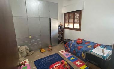 Casa 4 ambientes con quincho, patio y cochera en Lanús Este
