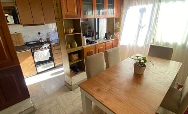 Casa 4 ambientes con quincho, patio y cochera en Lanús Este