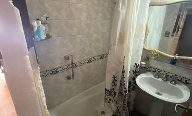 Casa 4 ambientes con quincho, patio y cochera en Lanús Este
