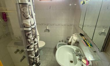 Casa 4 ambientes con quincho, patio y cochera en Lanús Este