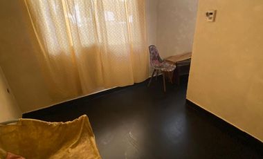 Casa 4 ambientes con quincho, patio y cochera en Lanús Este