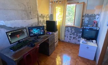 Casa 4 ambientes con quincho, patio y cochera en Lanús Este