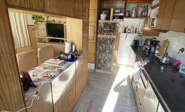 Casa 4 ambientes con quincho, patio y cochera en Lanús Este