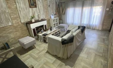 Casa 4 ambientes con quincho, patio y cochera en Lanús Este