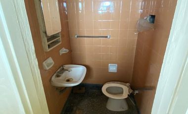 Casa 4 ambientes con quincho, patio y cochera en Lanús Este