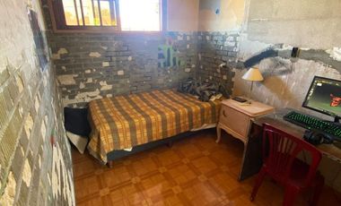 Casa 4 ambientes con quincho, patio y cochera en Lanús Este