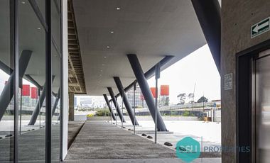 Local comercial en renta, junto al hotel IBIS sobre Bernado Quintana, Querétaro.