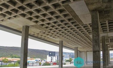 Local comercial en renta, junto al hotel IBIS sobre Bernado Quintana, Querétaro.