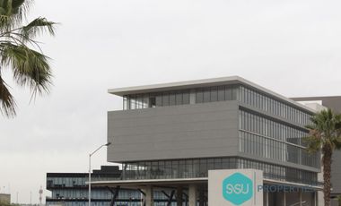 Local comercial en renta, junto al hotel IBIS sobre Bernado Quintana, Querétaro.